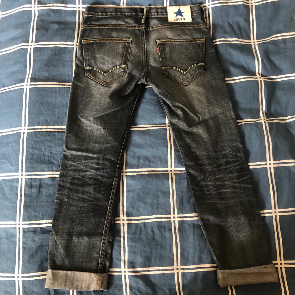 En snygg levi’s byxa för herr. Passar bra på mig som är 175 cm lång. Bra passform. De är inte äkta. Köparen står för frakten. . Jeans & Byxor.