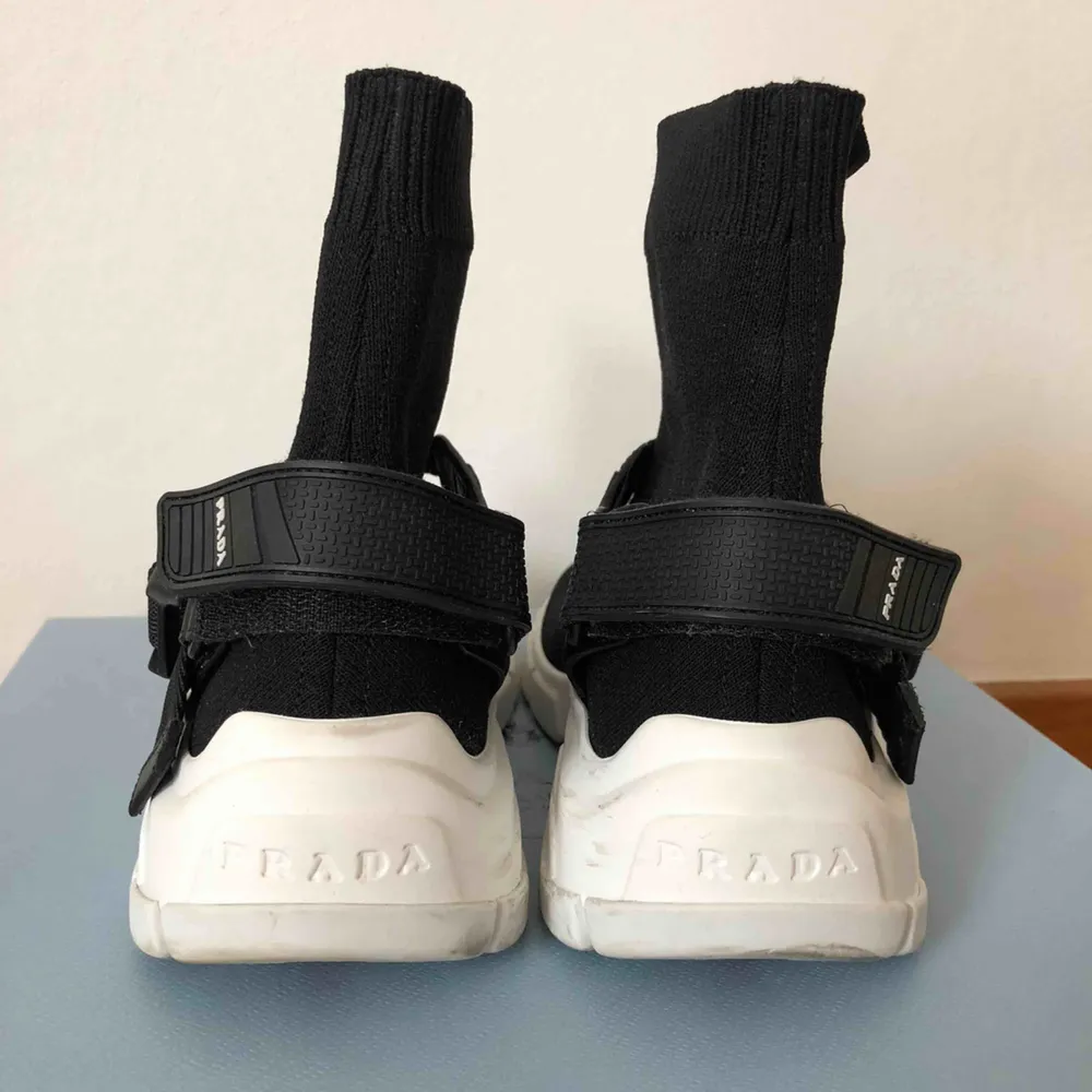 PRADA Knit high-top sneakers i strl 36 (slutsålda och görs inte mer) köpte dem på Mythersa.com Ord. Pris €565, säljer för 3000kr ♻️☺️  Skickas spårbart med Postnord för 95kr eller Extra säkert med Postnord för 171kr. . Skor.