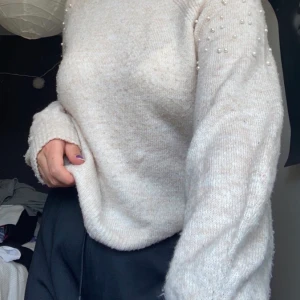 Superfin stickad tröja  - En stickad tröja från primark. Förvånansvärt bra kvalitet har använt den relativt mycket och är fortfarande som ny. Pärlor på axlarna som inte en ända är borta. Skönt material, sticks inte över huvudtaget. Om du väljer frakt står den på dig🥰🥰