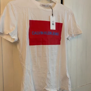 Calvin Klein  - Helt ny calvin Klein T-shirt med lapp kvar, strl M