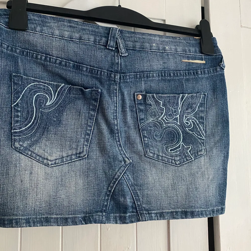 Jeans kjol i strl 164 i barn skulle säga att den passar någon med xs eller S. Kjolar.