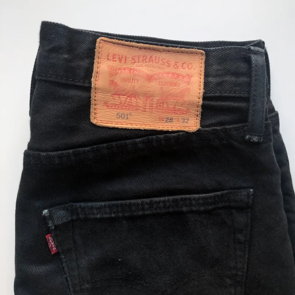 Snygga svarta Levis 501 jeans. Bra kavalite och nypriset är 1300kr. Storleken är W28 L32. Jeans & Byxor.