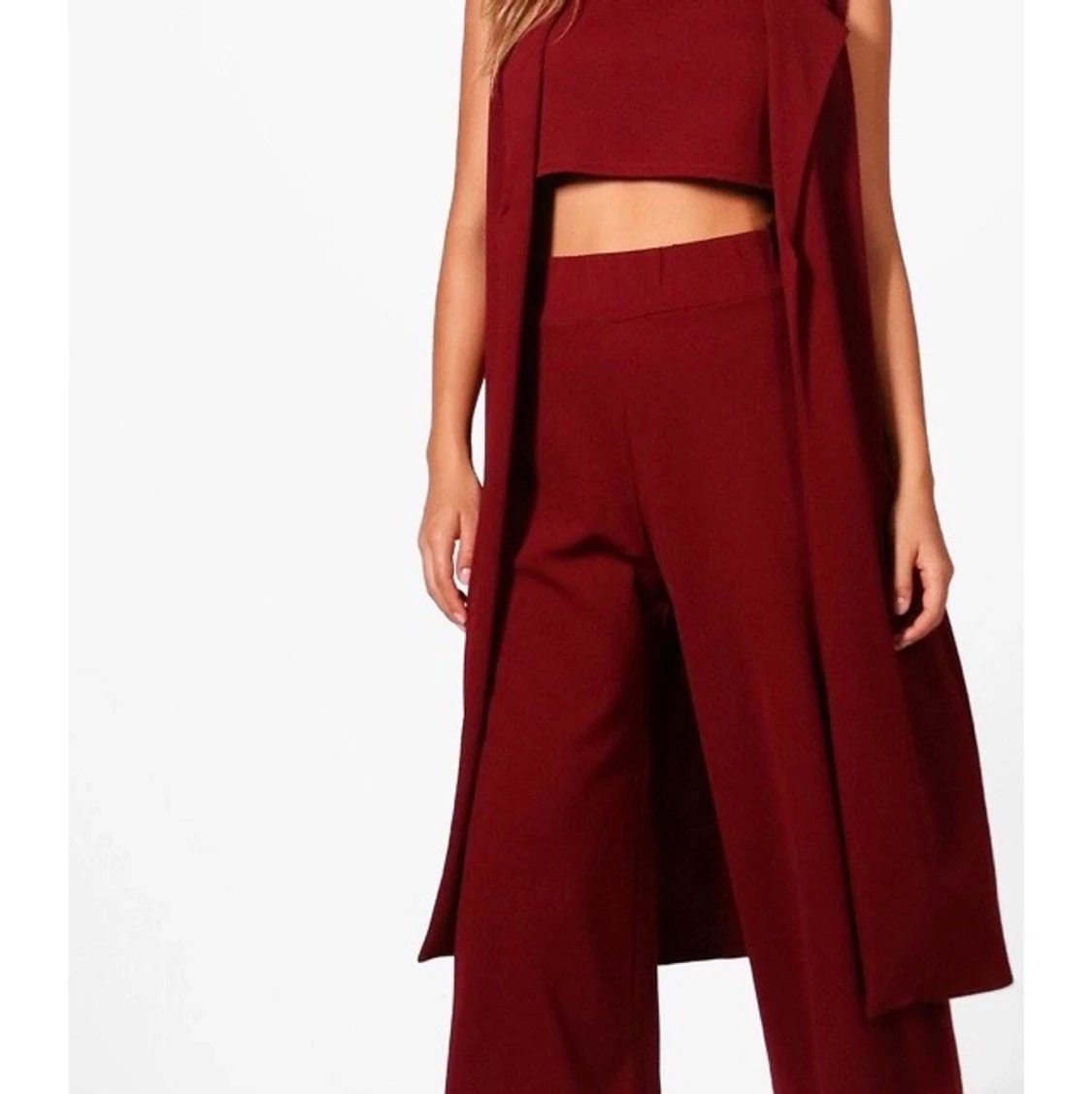 Tredelat set byxor, magtröja och väst