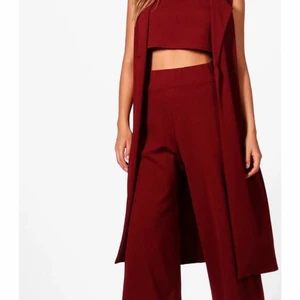 Tredelat set byxor, magtröja och väst - Tredelat set byxor, magtröja och väst. Vinrött. Strlk 38. Använt någon gång bara.