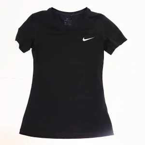 Nike tränings tröja🖤 - Figursydd tränings tröja som sitter otroligt snyggt på . Passar  XXS-S