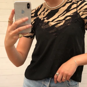 Stradivarius spetslinne - Linne från Stradivarius med spets vid halsrigningen och nedre delen. Funkar själv eller över en t-shirt. Hör av er vid intresse! 🖤