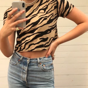 Stradivarius t-shirt - Superfin t-shirt från Stradivarius. Fin själv eller att ha under ett linne. Hör av er vid intresse! 🦓💞