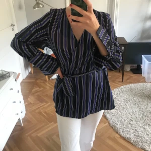 Omlottröja XS-M - I princip oanvänd tröja från Bikbok i strl XS. Jag är dock i vanlig fall S-M och den passar mig bra! Säljer för 75 kr + frakt 