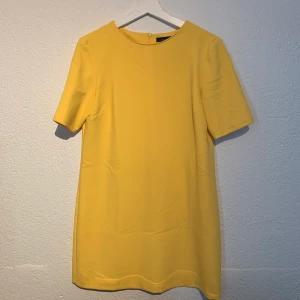 Klänning från Zara - Gul klänning från Zara! Sparsamt använd