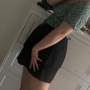 Plisserad kjol - Plisserad kort kjol från vila (tror jag). Typ som den på andra bilden fast med 2 lager! Strl M men passar även S! nypris ca 249kr💕 kan frakta och mötas 