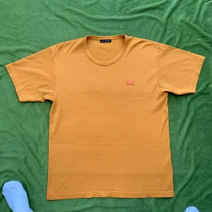 Acne Studios Nash Tee - Gul, size L, cond 9/10