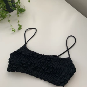 bikini i rynkigt material - Jätte snygg bikiniöverdel från Nelly i ”rynkigt” material (se andra bilden, förlåt för hårstråt heh), dock för liten för mig nu (har bh storlek 75D) , passar bäst på B-C kupor! köparen står för frakten💕🦋