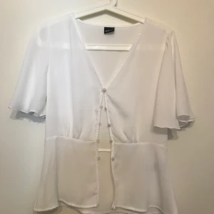 Gina tricot blus  - Helt ny blus från Gina tricot, storlek 34