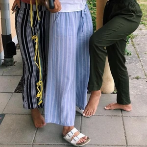 Blåvita byxor - Blåvit randiga tunna byxor från Andrea Hedenstedts kollektion med NA-KD. Endast använd ett fåtal gånger. Köparen står för frakt🌸