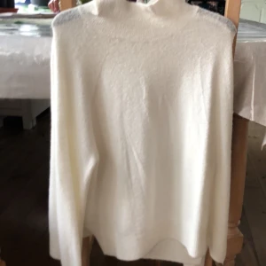 Fin stickad tröja - Lite sliten. Inga fläckar. Väldig skönt material. Frakt 63kr.  