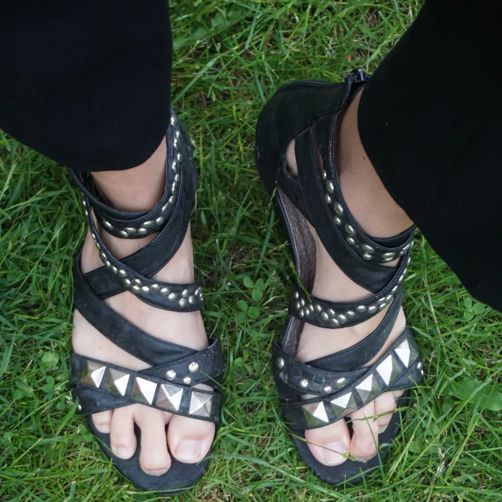 Använda så är lite slitna, men damm och lera kan man ta bort i alla fall! Svarta sandaler från Bianco 😎. Skor.