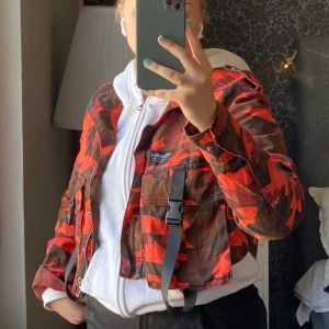 Kamouflage jacka - Säljer en svinsnygg croppad oanvänd jacka ifrån Bershka då det inte riktigt är min stil. Den har två stora fickor framme vid bröstet som rymmer mycket!! Ganska tunn, Frakt tillkommer. Kostade runt 350🥰🌺 