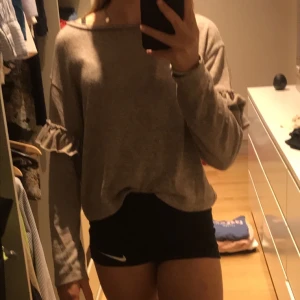 Volang tröja - Beige tröja med volanger på ärmarna från ZARA! Storlek  s! Knappt använd och helt fläckfri!