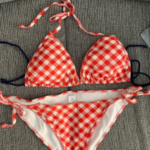 Röd vit rutig bikini - Säljer en bikini från stadium, superfin men för liten för mig, storlek 38. Finns några missfärgningar på insidan av bikinin, skriv för bilder. 