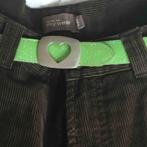 Hjärt bälte  - Det här super coola skärpet är 75cm som max runt ens midja. Hela skärpet är 80cm. Det finns såklart olika hål om du har någon mindre storlek! 