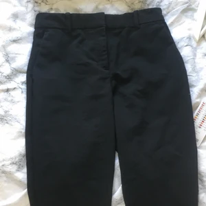 Svarta kostymbyxor från hm - Ett par jätte fina kostymbyxor från hm. Storlek 34, säljer oga av för tajta över höfterna och låren( har 36 vanligtvisst) jag är 165 och dem är perfekta i längden på benen. Köpta för 299 säljer för 179
