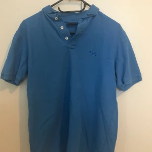blå FILA pikétröja stl ~M - köpt på humana secondhand förra året, storleken är borta men passar som M