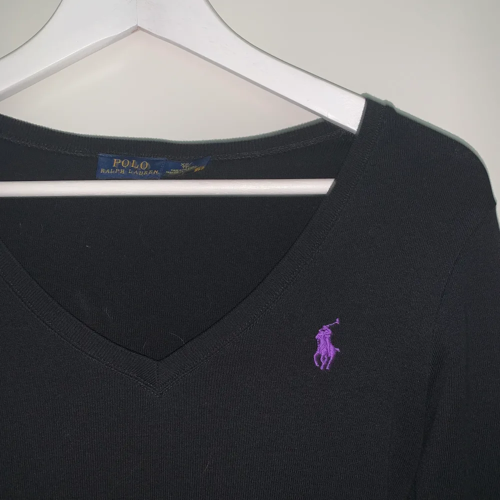 Svart tröja med lila märke från Ralph Lauren i nyskick. Storlek xs! 150kr + frakt. Tröjor & Koftor.