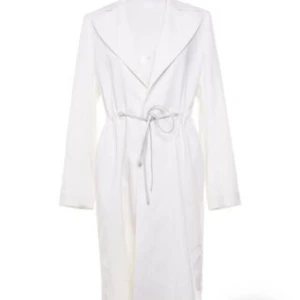 Trenchcoat & Other Stories - Superfin vit lite exklusiv trenchcoat från & Other Stories i storlek 36. Har en fint vitt läderband i midjan och även knäppning. Kappans högra ärm har några svaga fläckar som kan tvättas bort, för övrigt är trenchcoaten i mycket fint skick. 