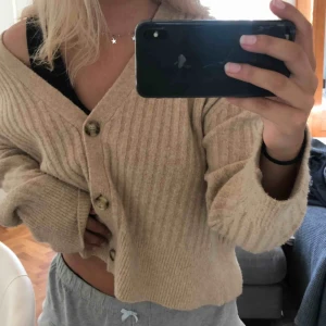  - Superskön och fin kofta från ZARA. Bra skick! Frakt tillkommer 63kr💞