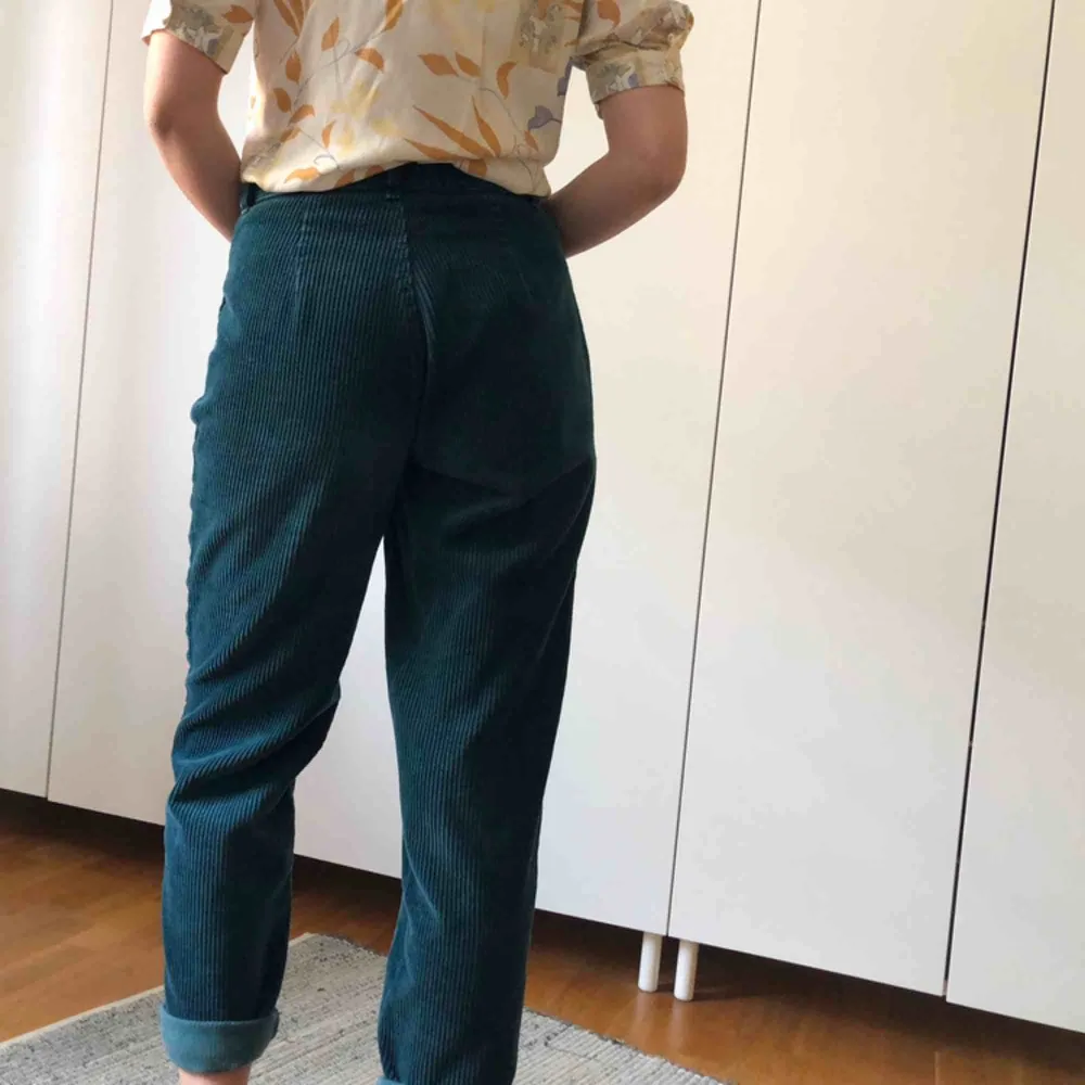 Grön-turkosa manchesterbyxor i strl 36 (gränsar åt 34). Vintage (80-tal). High waist. Momfit. . Jeans & Byxor.