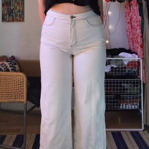 Säljer dessa snygga vita jeans med svarta sömmar från Weekday. Dom är i fint skick då jag bara använt dom enstaka gånger. Det är en kort somrig modell. Innerbenslängd: 61 cm ❤