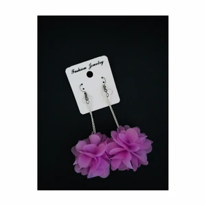 Nya blommig örhängen  - Nya örhängen i 35kr. Köp 3 par för 100kr köparen står för frakt 