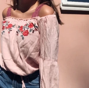 Blus med rosor - Jättesöt blus med rosor på! Helt oanvänd utan bara ostruken på bilden ;) Skriv för fler bilder :) pris kan självklart diskuteras! 