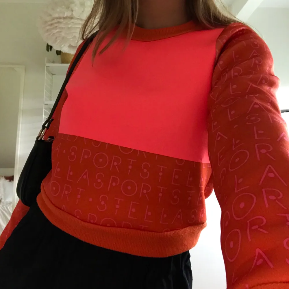 Färgstark tröja från Adidas STELLA SPORT!!🧡⭐️ Nästan aldrig använda pga liten storlek. (XS) Coolt sportigt material. Säljer för 90kr + frakt!! . Hoodies.