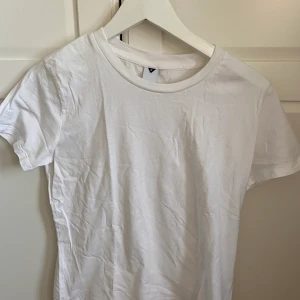 Basic vit t-shirt - Vit basic t-shirt från VCP, köpt för 199 kr säljer för 50 kr + frakt, storlek S