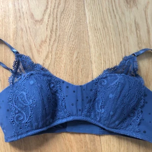 Så söt bh från & other stories - Köpte denna bh på & other stories men tyvärr är den för liten för mig:( aldrig använd endast provad! Står som strl 36 men skulle nästan säga 34