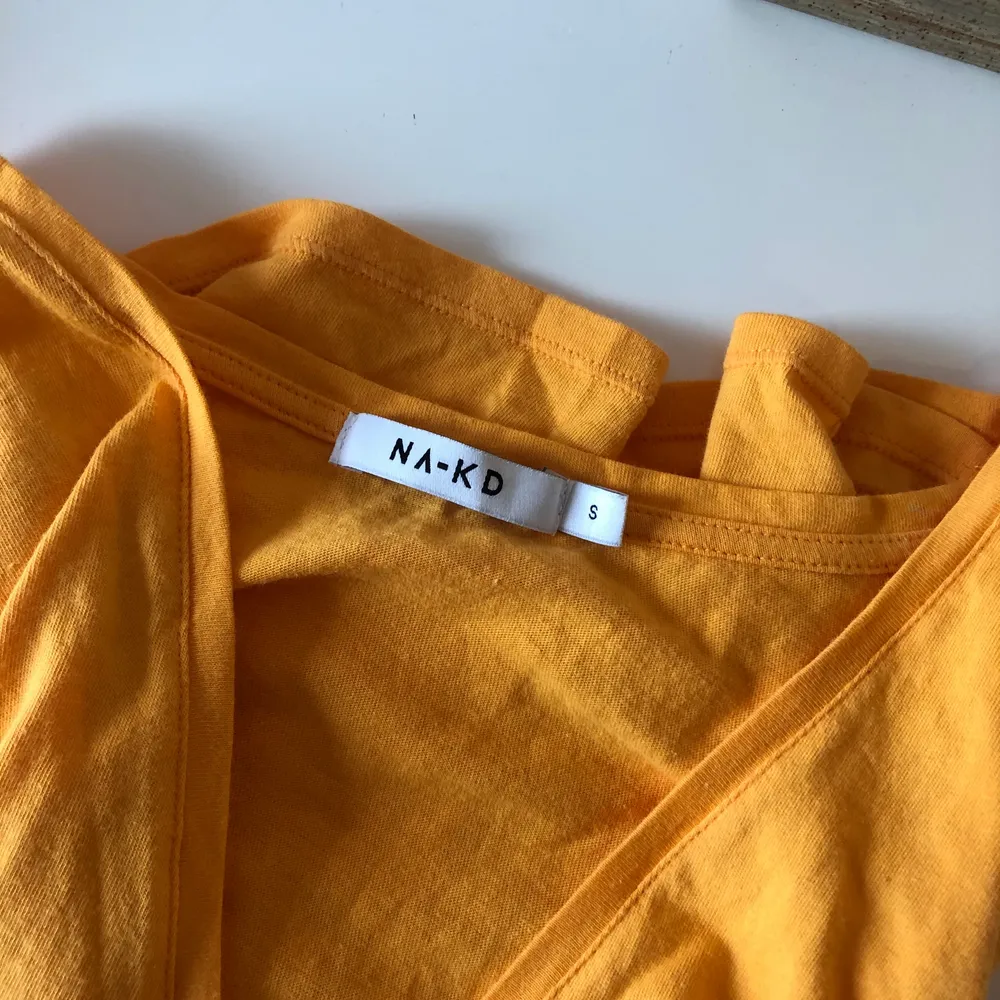 Orange t-shirt i från NA-KD. Använd fåtal gånger 🌼🌼. T-shirts.