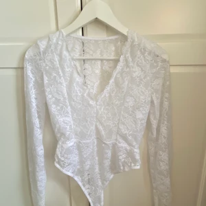 Linnahlborgxnakd spetsbody - Fina spetsbodyn från Linn ahlborgs kollektion med nakd, storlek M men passar även S då jag själv är en s, jättefin men har tyvärr inte kommit till användning därav säljer jag den☺️ 90 kr + frakt