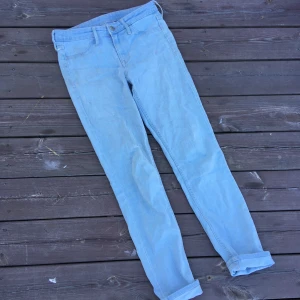 Skinny regular waist ankle by H&M - Snygga byxor i ok skick. Lagade på ett ställe men det syns knappt. 