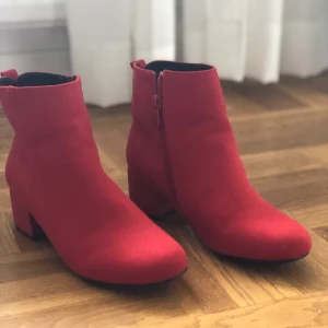 Röda höstskor - Helt oanvända höstskor i mocka. Köpt på dinsko. Skarpare röd i verkligheten.