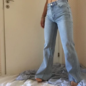 Flare jeans - Ljusblåa jeans från mango med detaljer/sömmar på insidan av låren. Som nya, använda 1-2 gånger med ordinarie pris 500kr. Jag är ca 165cm lång med 25-26 i midjemått. Kan mötas upp eller frakta dessa :D. 