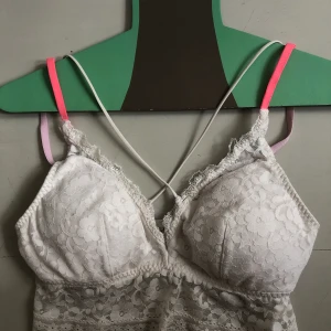 Bralett  - Vit bralett från Gilly Hicks. Den är i fint skick och i strl S.