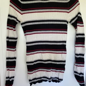 Stickad randig tröja från ginatricot - Stickad randig tröja från gina tricot i storlek S, köparen står för frakten