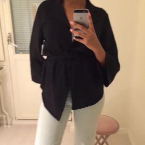 Blus - En blazerliknande blus, med knappar och går att knyta i midjan. Från monki och aldrig använd 😌