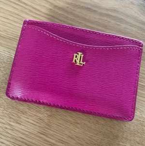 ralph lauren plånbok  - Korthållare i stark rosa fin färg. 