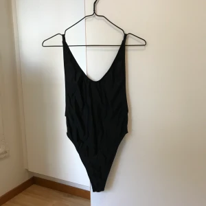 Chiquelle baddräkt, storlek S  - V-ringad baddräkt ifrån chiquelle, med urringad rygg. Köparen står för frakt. 