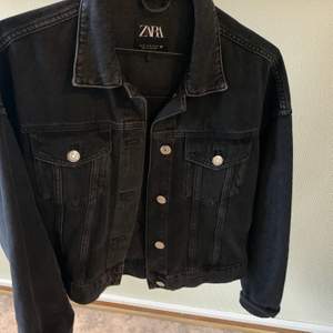 Oversized denim jacket from Zara! Cropped. Size M. New price 399SEK. Used 2-3 times.