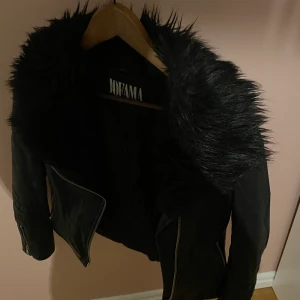 Jofama by Kenza skinnjacka - Jofama by Kenza skinnjacka, använd. Passar även strl 36. Kan frakta (köparen står för frakten).