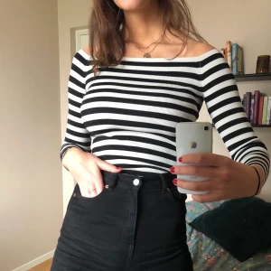 Randig off shoulder tröja - Superfin randig off shoulder tröja som funkar perfekt på fest men också till vardags! På gränsen till för liten för mig som är S/M så skulle säga att den passar bäst till XS/S :)