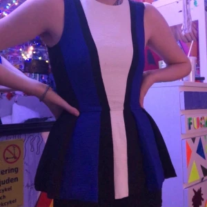 Blus - Jätte fin blus med öppning på ryggen, den slutar vid det blå och vita (har byxor under). Köpt på H&M för flera år sen så minns inte priset. Köparen betalar frakt 